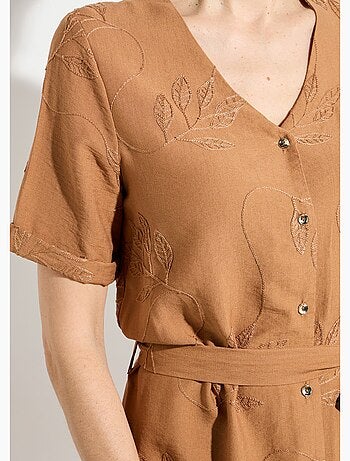 Vestido camisero con escote en pico, bordado con follaje. - Afibel