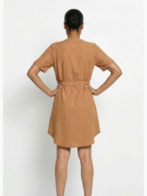 Vestido camisero con escote en pico, bordado con follaje. - Afibel - Kiabi