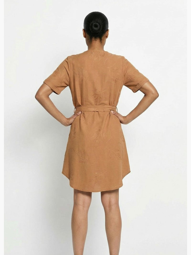 Vestido camisero con escote en pico, bordado con follaje. - Afibel Camel - Kiabi