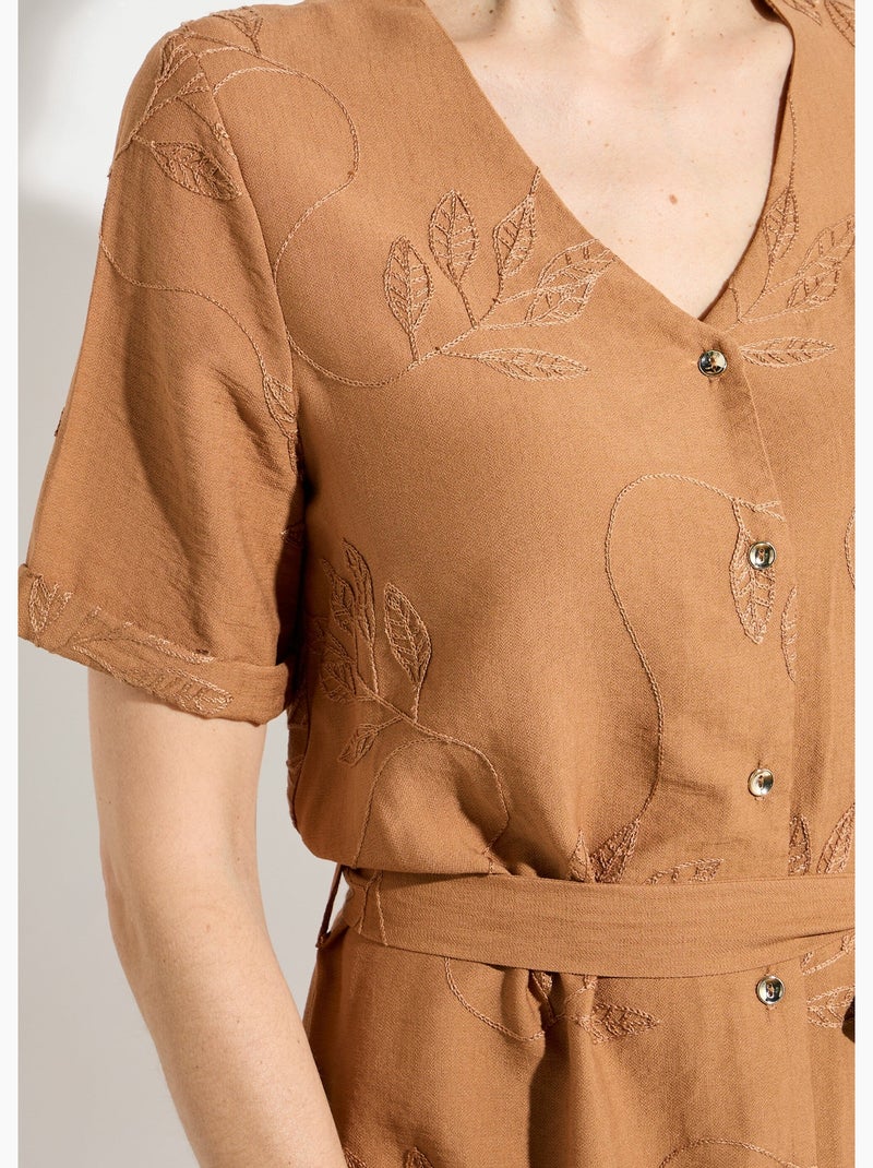 Vestido camisero con escote en pico, bordado con follaje. - Afibel Camel - Kiabi