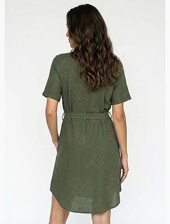 Vestido camisero con escote en pico, bordado con follaje. - Afibel