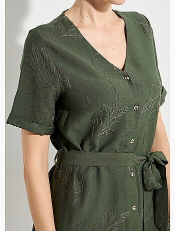 Vestido camisero con escote en pico, bordado con follaje. - Afibel