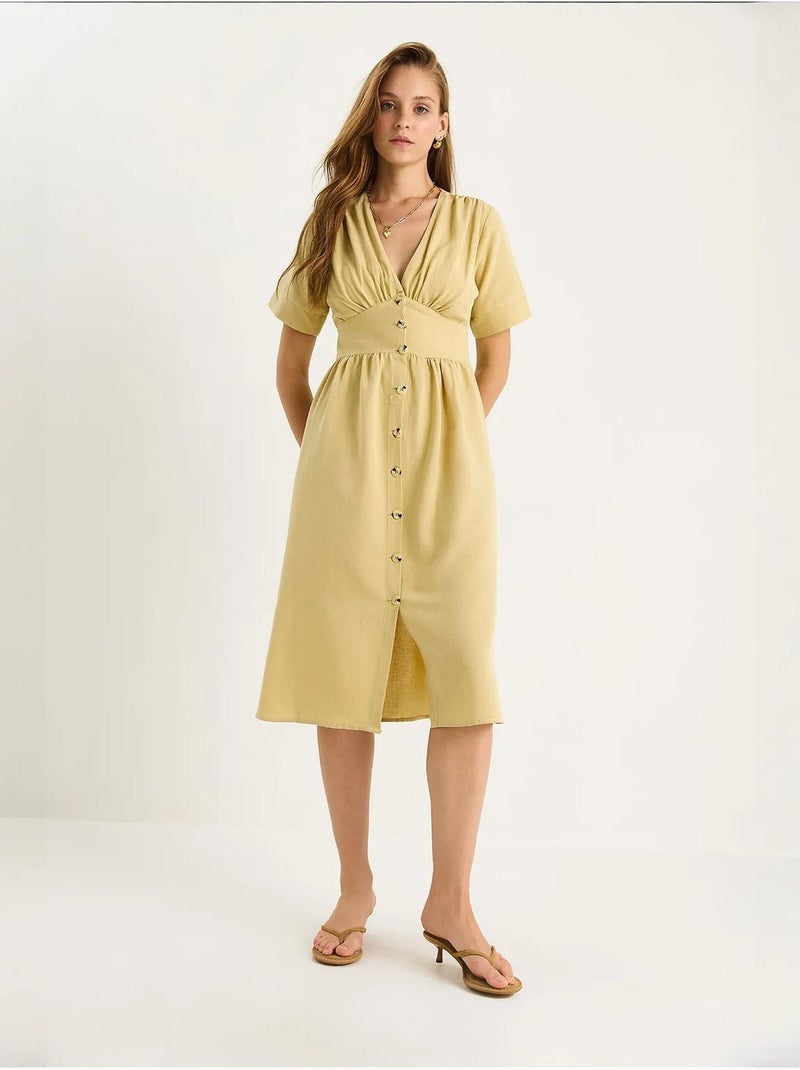 Vestido camisero midi con cuello en v y botones lucci Mostaza - Kiabi