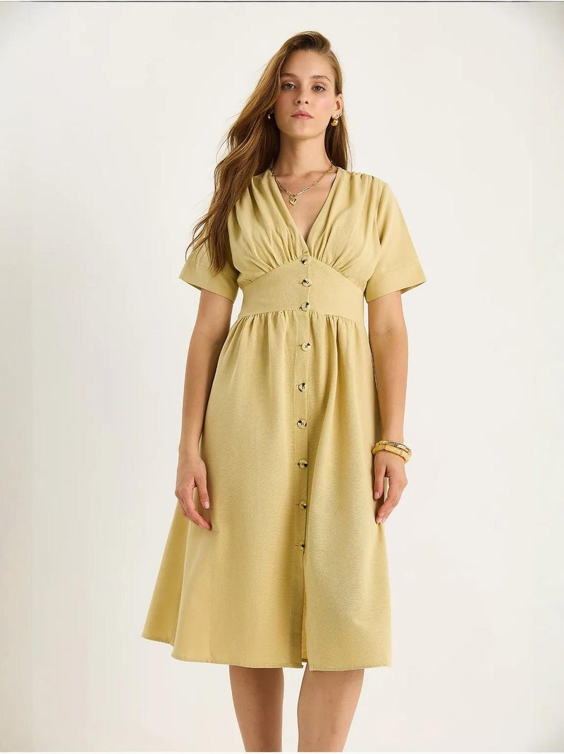 Vestido camisero midi con cuello en v y botones lucci Mostaza - Kiabi