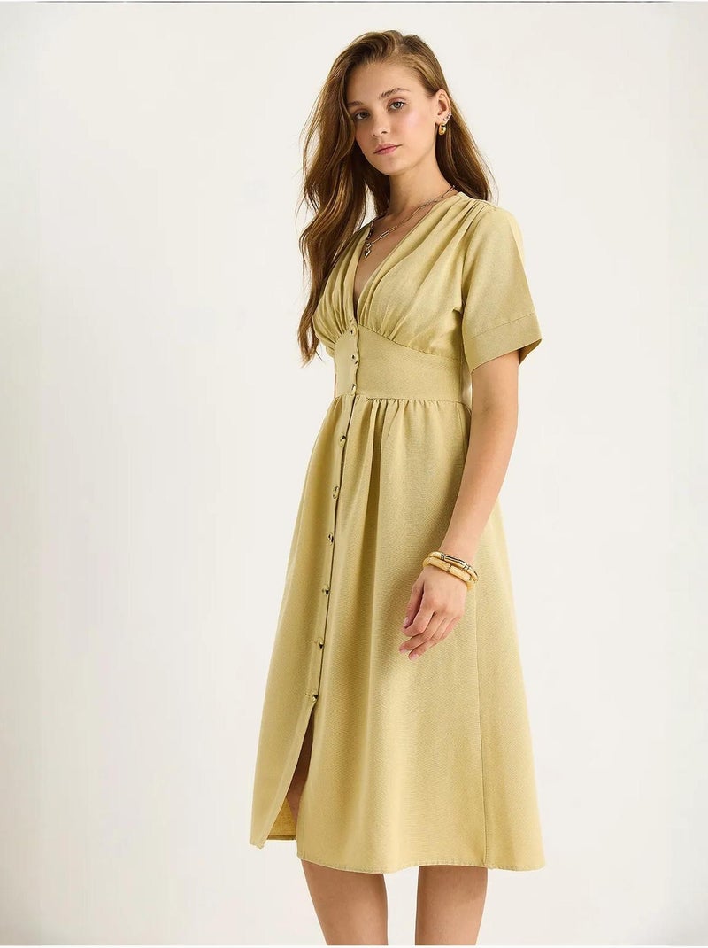 Vestido camisero midi con cuello en v y botones lucci Mostaza - Kiabi