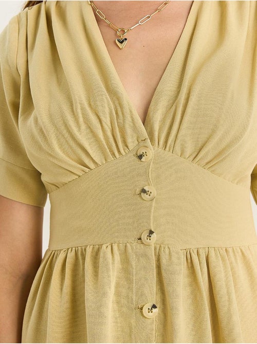 Vestido camisero midi con cuello en v y botones lucci - Kiabi Vestido camisero midi con cuello en v y botones lucci - Kiabi