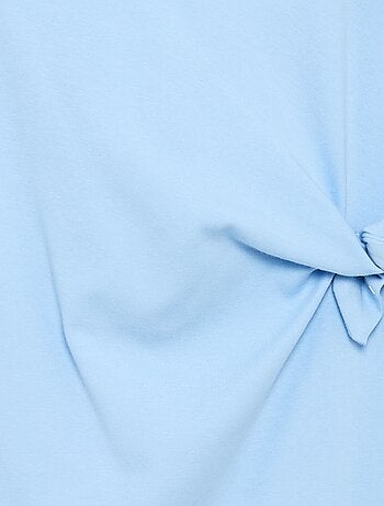 Vestido camiseta con nudo lateral