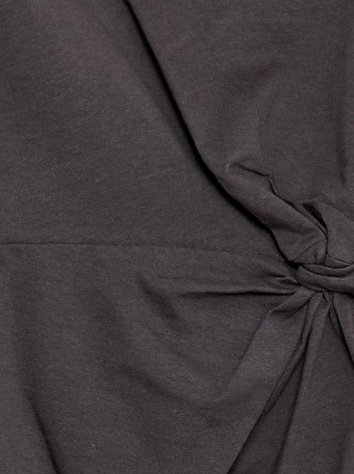 Vestido camiseta midi con nudo decorativo delantero - Kiabi