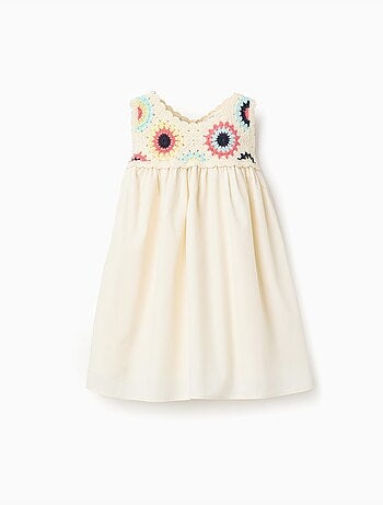 Vestido combinado con flores de crochet