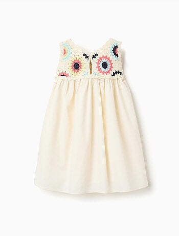 Vestido combinado con flores de crochet