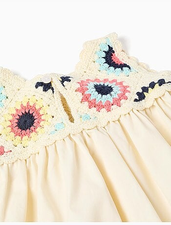 Vestido combinado con flores de crochet