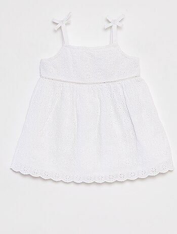 Vestido con bordado inglés y tirantes finos
