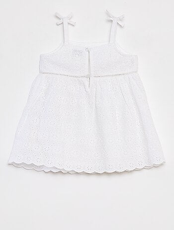 Vestido con bordado inglés y tirantes finos