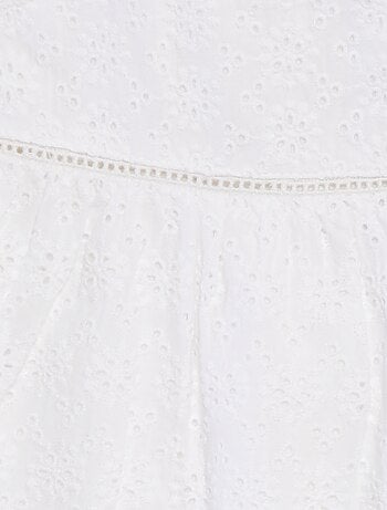 Vestido con bordado inglés y tirantes finos