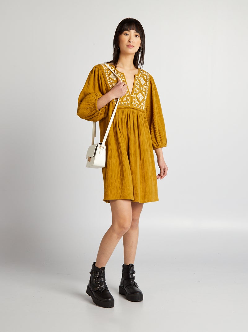 Vestido con bordado MOSTAZA - Kiabi