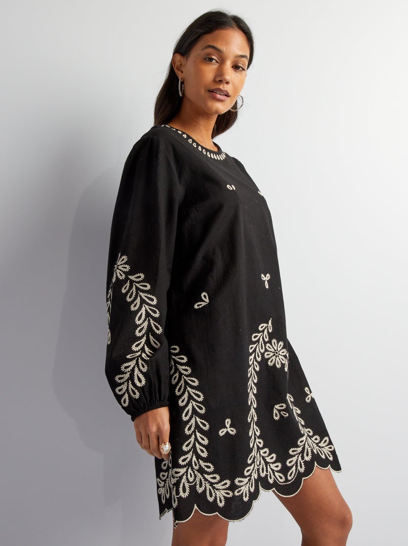Vestido con bordado negro - Kiabi