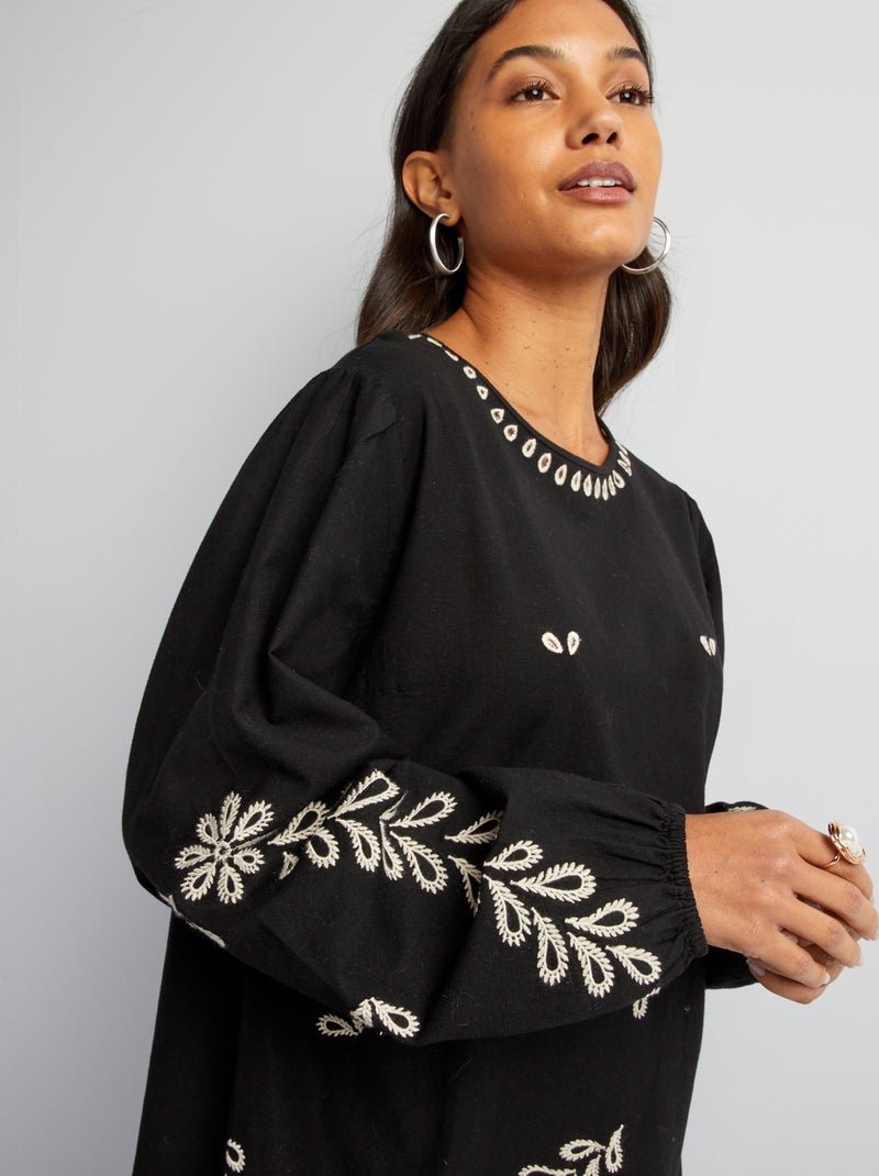 Vestido con bordado negro - Kiabi