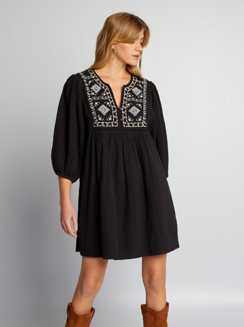 Vestido con bordado negro - Kiabi