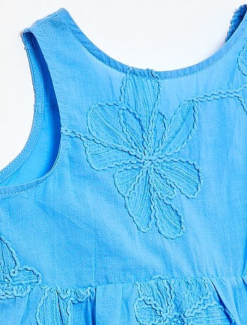 Vestido con bordados de flores