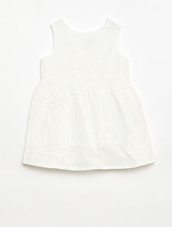 Vestido con bordados de flores