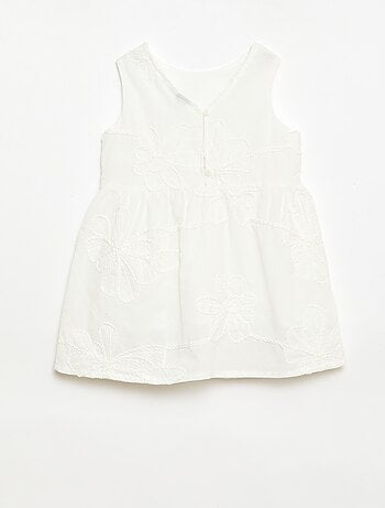 Vestido con bordados de flores