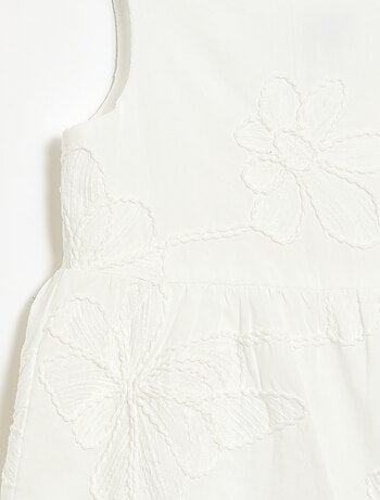 Vestido con bordados de flores