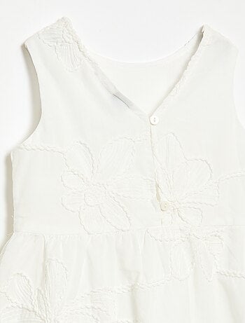 Vestido con bordados de flores