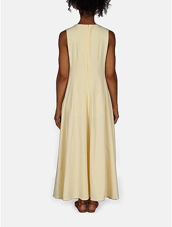 Vestido con cuello redondeado