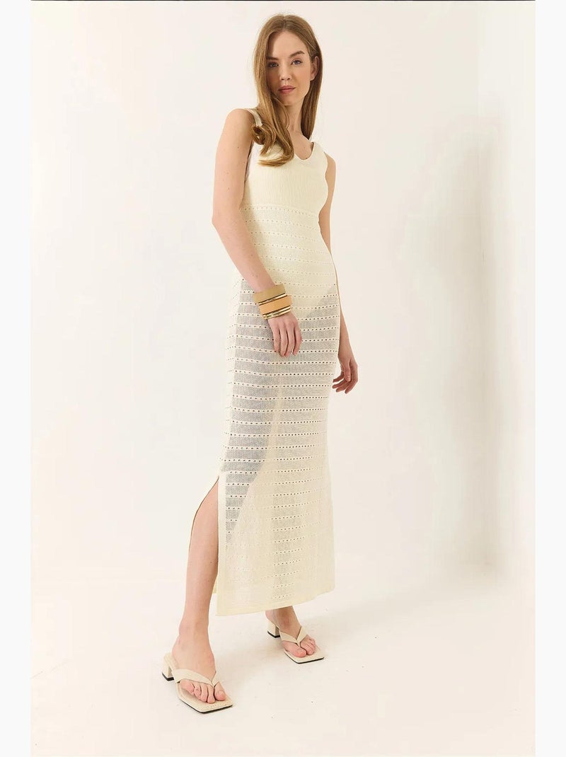 Vestido con escote en v, detalle de abertura y calado lucci Marfil - Kiabi