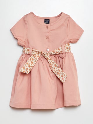 Vestido con frunces y cinturón