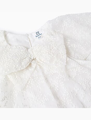 Vestido con lazo y mangas estilo capa