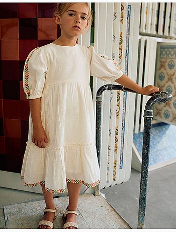 Vestido con mangas abullonadas y bordado