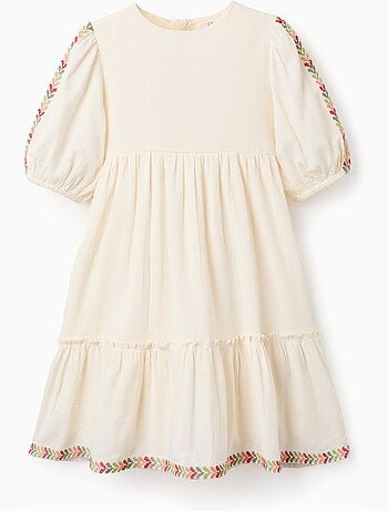 Vestido con mangas abullonadas y bordado