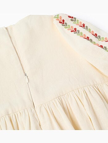 Vestido con mangas abullonadas y bordado