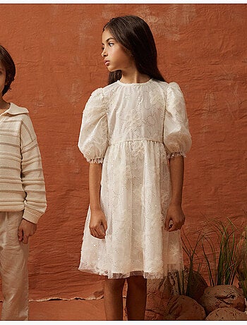 Vestido con mangas abullonadas y flores 3D