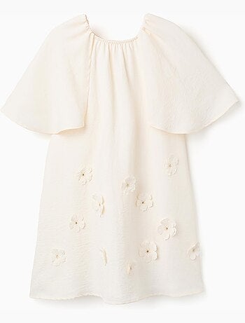 Vestido con mangas tipo capa y aplique floral
