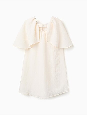 Vestido con mangas tipo capa y aplique floral