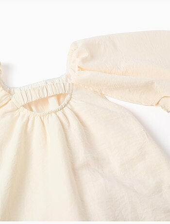 Vestido con mangas tipo capa y aplique floral