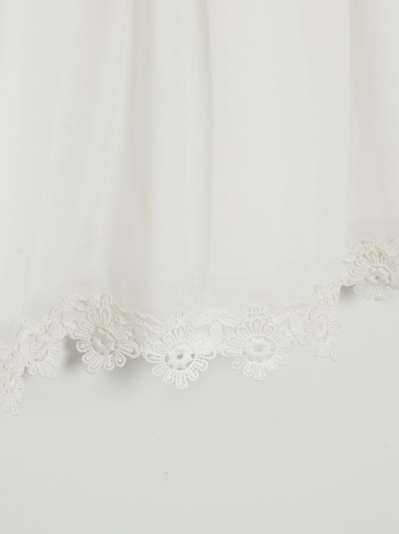 Vestido con volante y bordados BLANCO - Kiabi