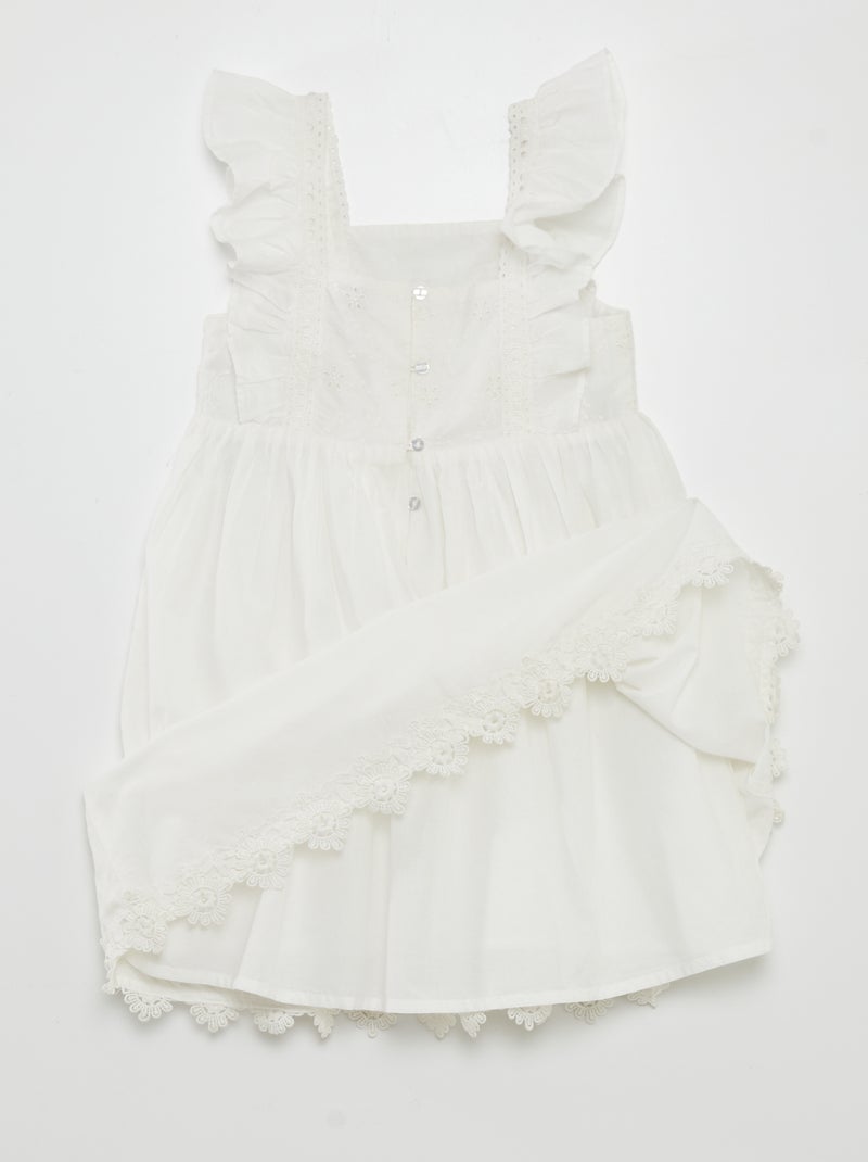 Vestido con volante y bordados BLANCO - Kiabi