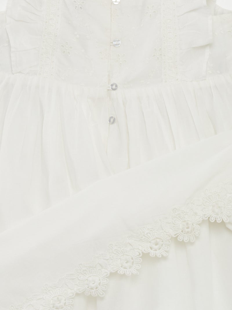 Vestido con volante y bordados BLANCO - Kiabi