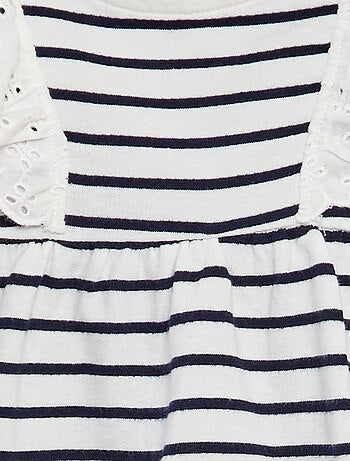 Vestido con volantes de bordado inglés
