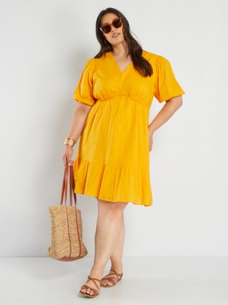 Vestido con volantes en el bajo