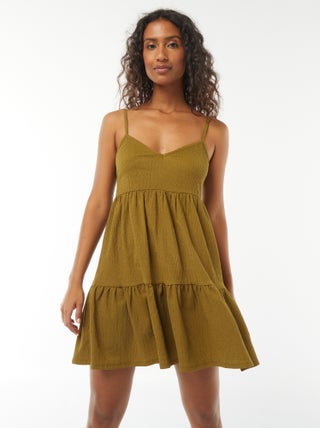 Vestido corto a capas con tirantes