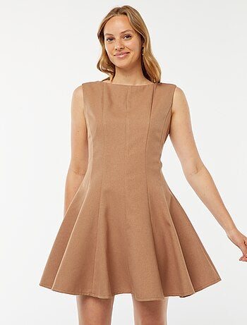 Vestido corto ajustado sin mangas