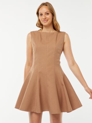 Vestido corto ajustado sin mangas