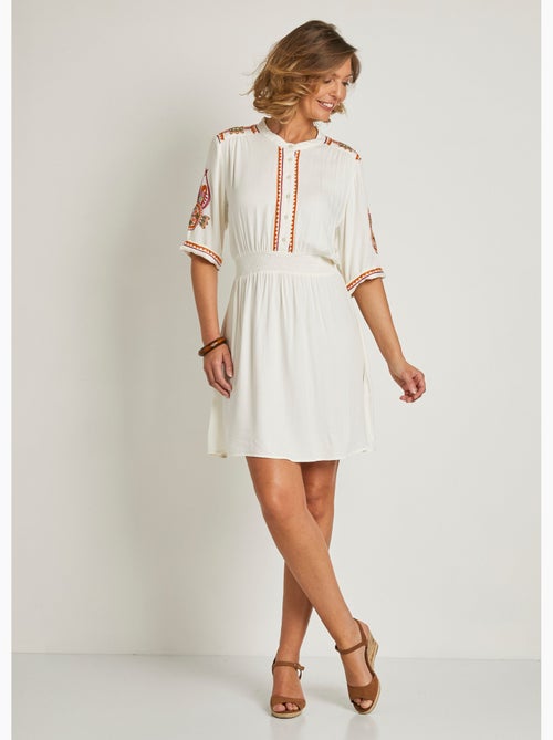 Vestido corto bordado con botones - AFIBEL - Kiabi Vestido corto bordado con botones - AFIBEL - Kiabi