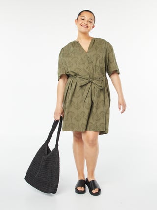 Vestido corto con bordado inglés