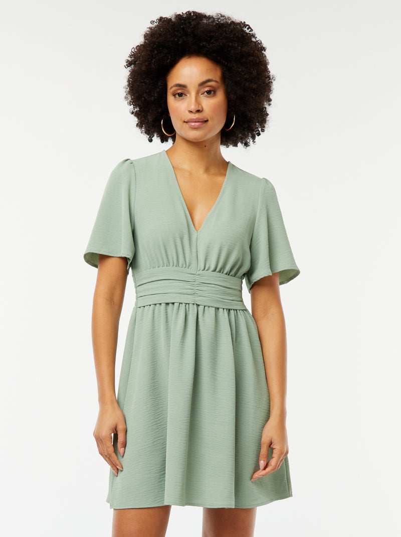 Vestido corto con cinturón plisado Georgette VERDE - Kiabi