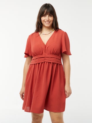Vestido corto con cuello de pico y manga mariposa